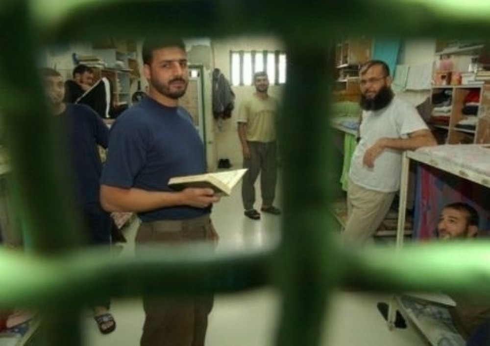 أسرى داخل سجون الاحتلال 