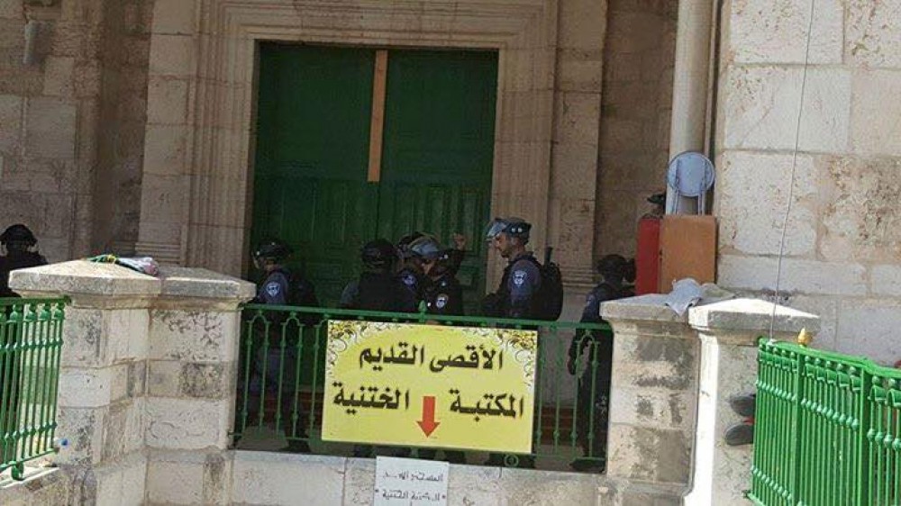 قوات الاحتلال تحاصر المصلى