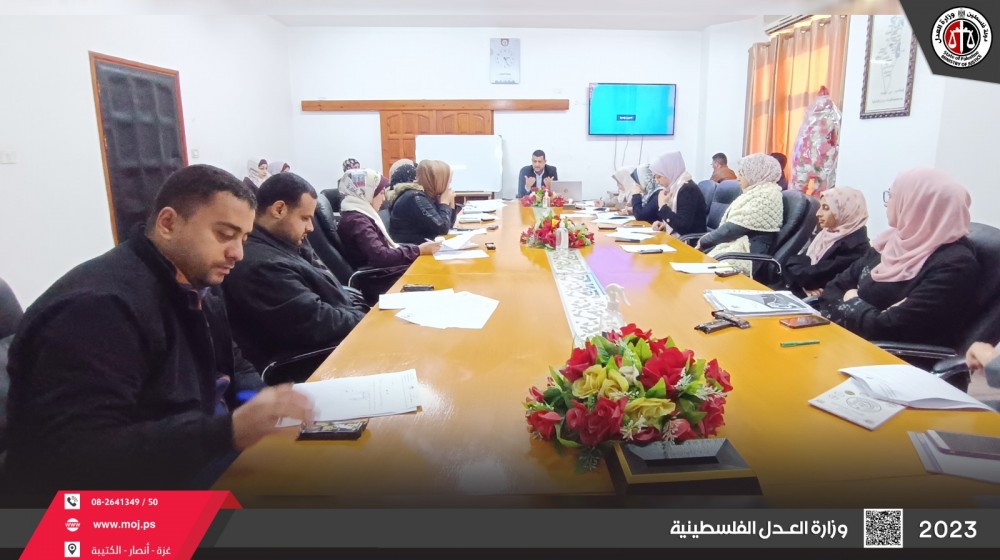 العدل تناقش مدونة السلوك الوظيفي مع موظفيها