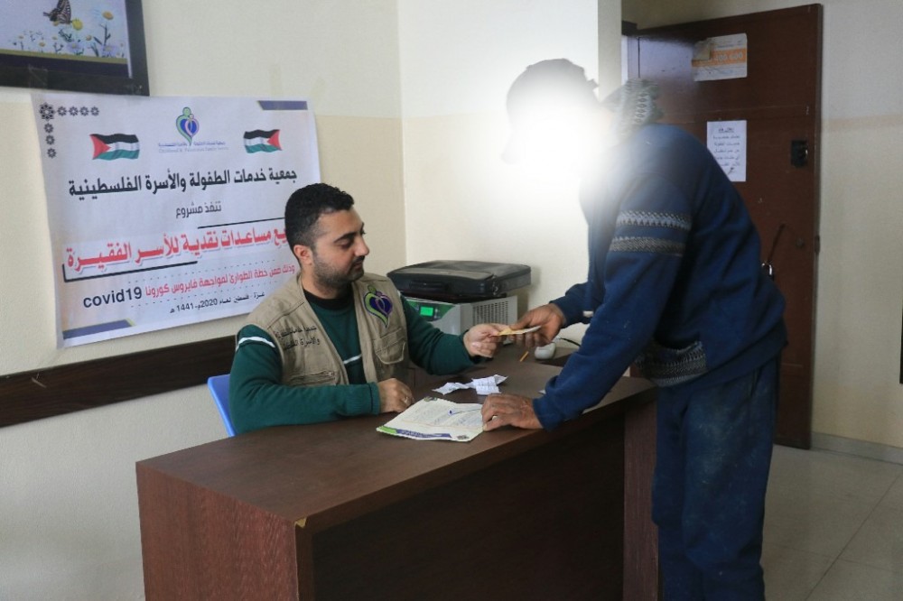 خدمات الطفولة توزع مساعدات نقدية على الأسر المعوزة بشرق غزة