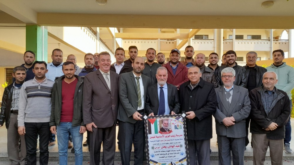 التعليم بشمال غزة تكرّم المعلم عبد الهادي ريحان لبلوغه سن العطاء