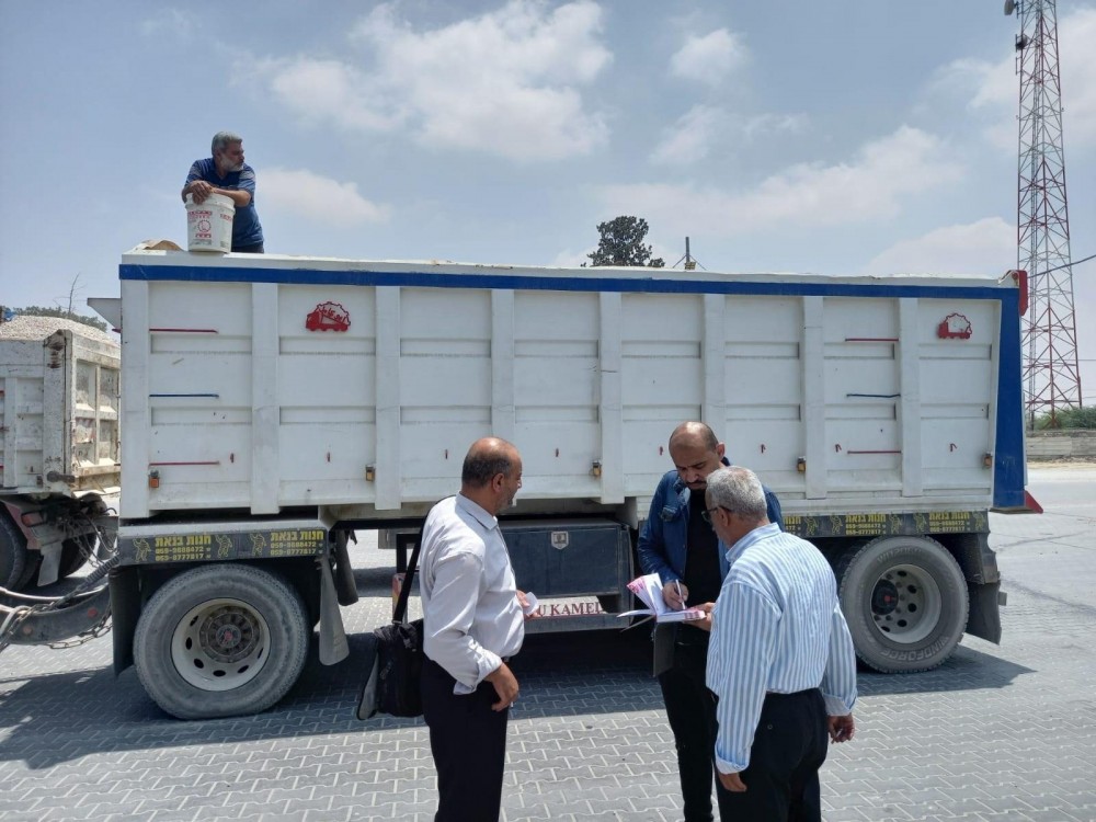 الأشغال تأخذ عينات عشوائية من المواد الإنشائية الموردة عبر المعابر