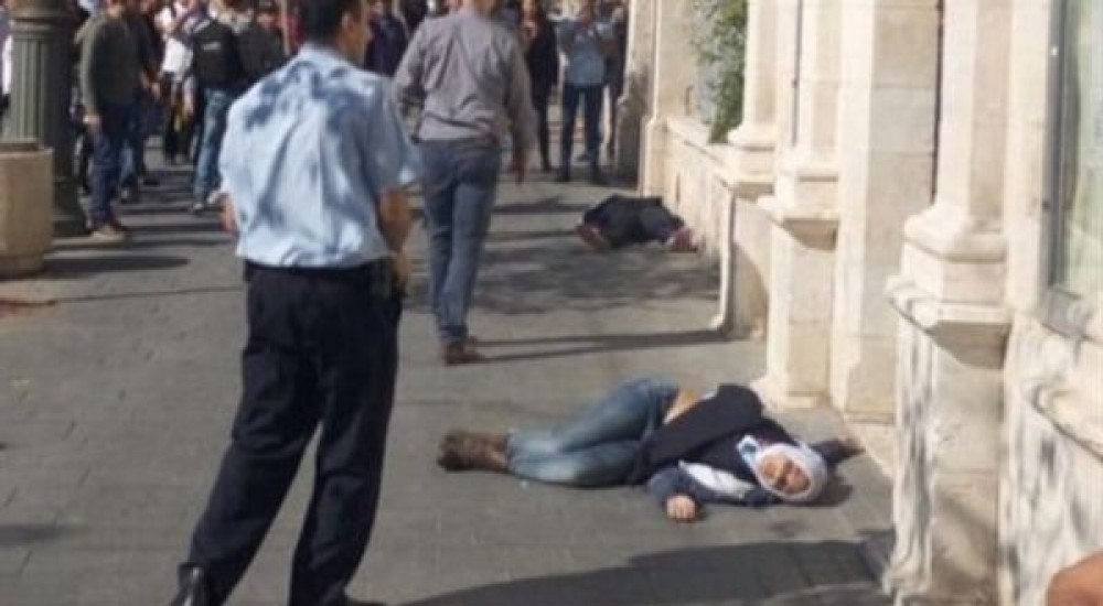 الطفلة هديل وهي ملقاة على الارض