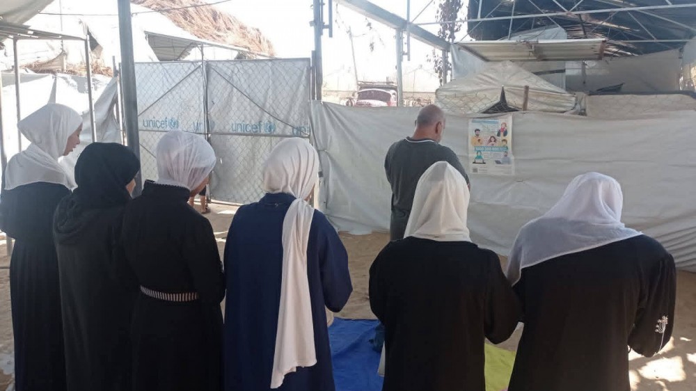  مدرسة الرميضة بخان يونس تُقيم صلاة الظهر جماعةً