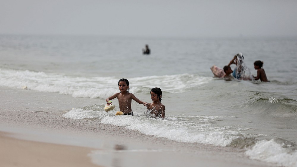 فلسطينيون في دير البلح يلجؤون إلى البحر جراء أزمة المياه في غزة (2)