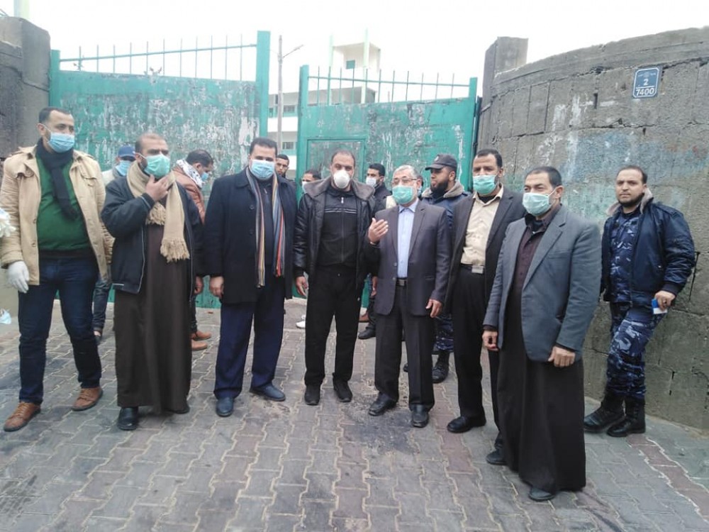 أوقاف رفح توزع (150) سجادة صلاة للمتواجدين في الحجر الصحي