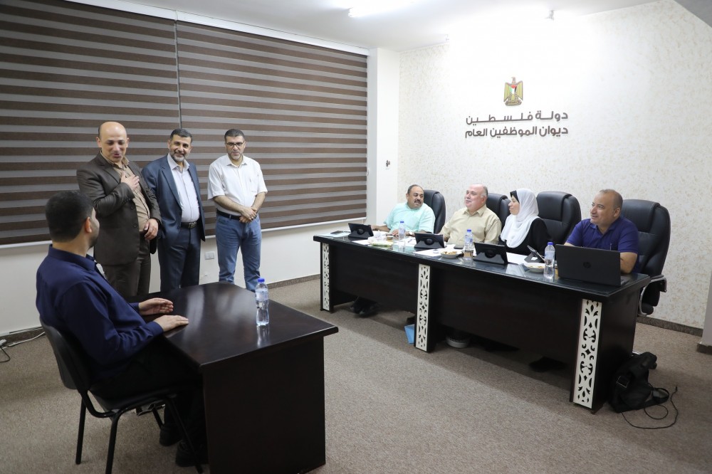 جانب من إجراء مقابلات وظيفة مدير مدرسة 