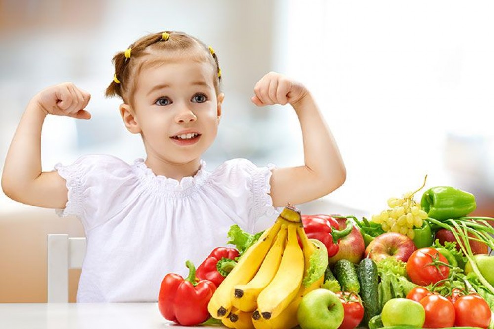 أطعمة وعناصر غذائية يجب أن يتناولها طفلك..