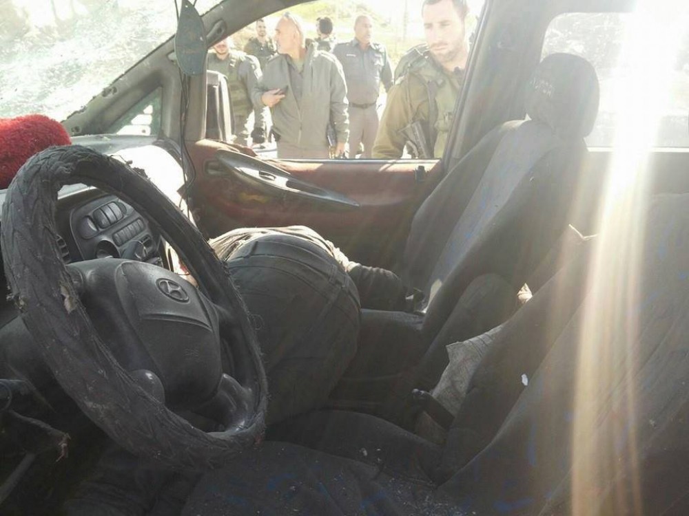 صورة الشهيد داخل السيارة 