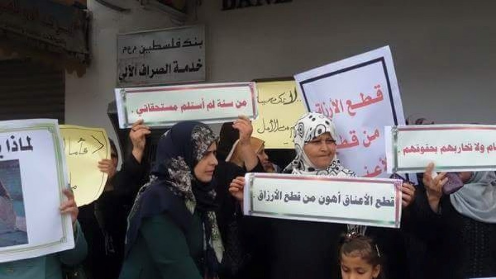 وقفة احتجاجية للأيتام وأهالي الشهداء أمام بنك فلسطين بالنصيرات3