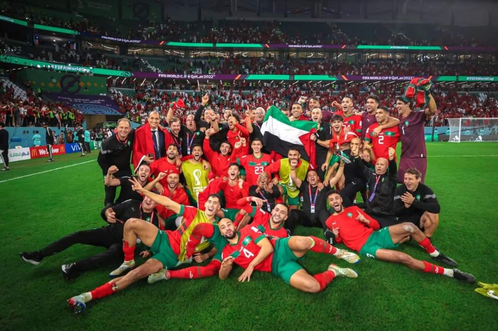 المنتخب المغربي يرفع علم فلسطين عقب فوزه على اسبانيا