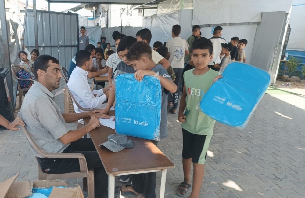 التعليم تبدأ توزيع حقائب مدرسية على الطلبة استعدادًا للعام الدراسي الجديد