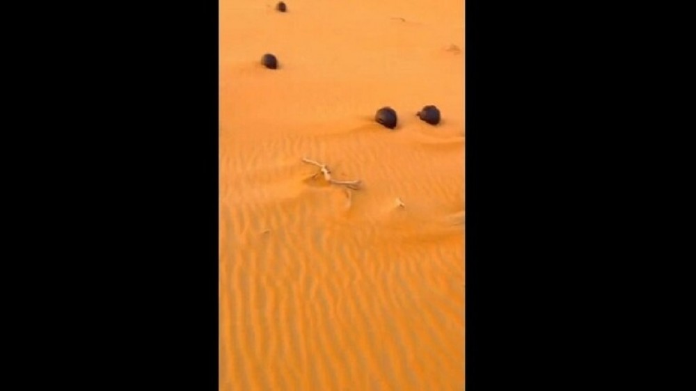 ظهور كرات حديدية غريبة في صحراء الربع الخالي يثير حيرة السعوديين