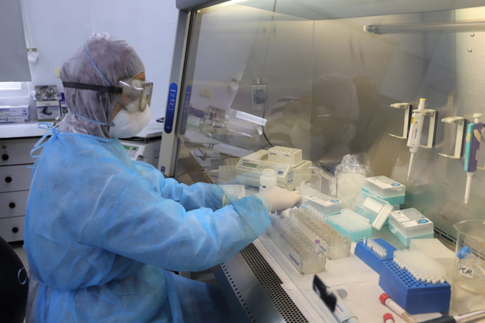 كيف تبدو حياة المسؤول المباشر عن فحص عينات الكورونا في غزة؟