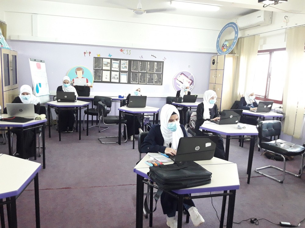  طالبات مدرسة عبد المعطي الريس المهنية 