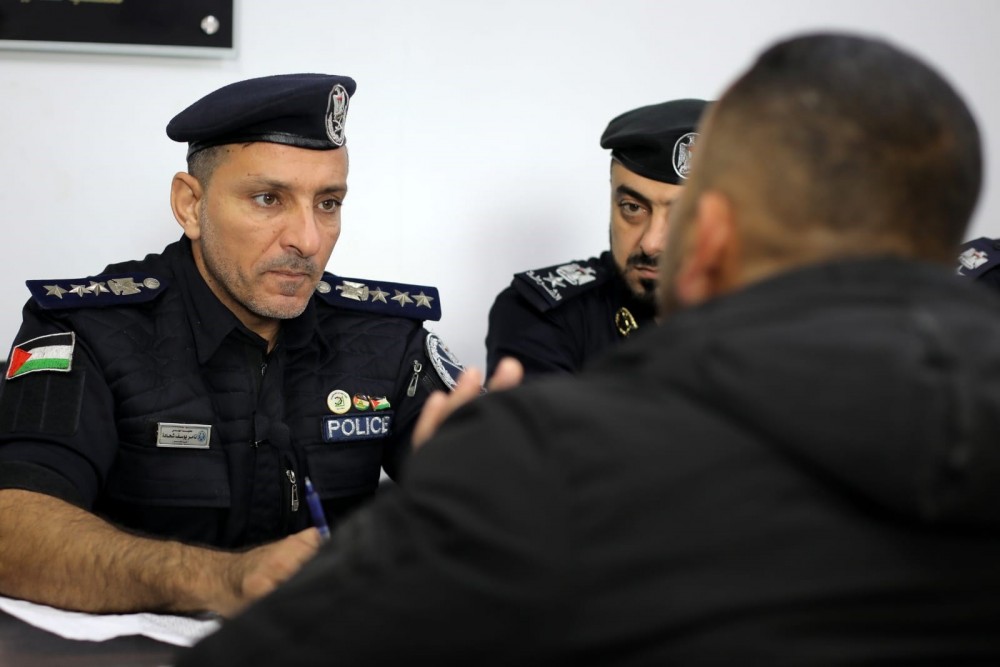 العميد شحادة يستمع لاستفسار وتظلمات سائقين بغزة
