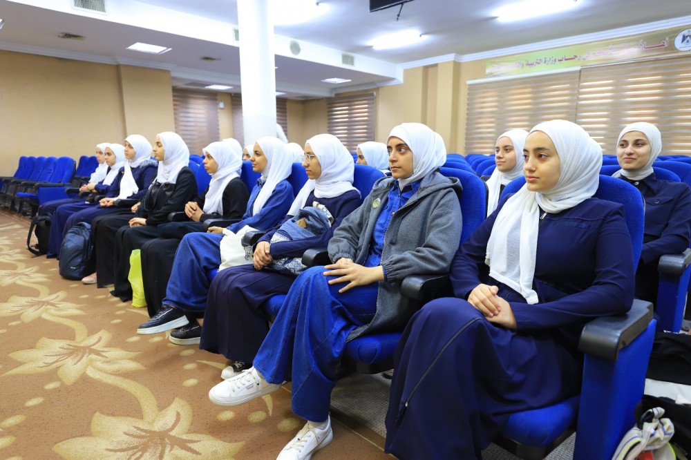التعليم تنفذ تدريبياً بالتصوير الصحفي لطالبات مدرسة شادية أبو غزالة