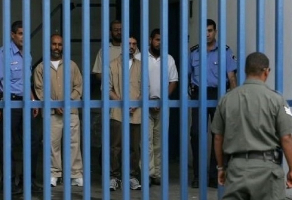 أسرى داخل سجون الاحتلال 