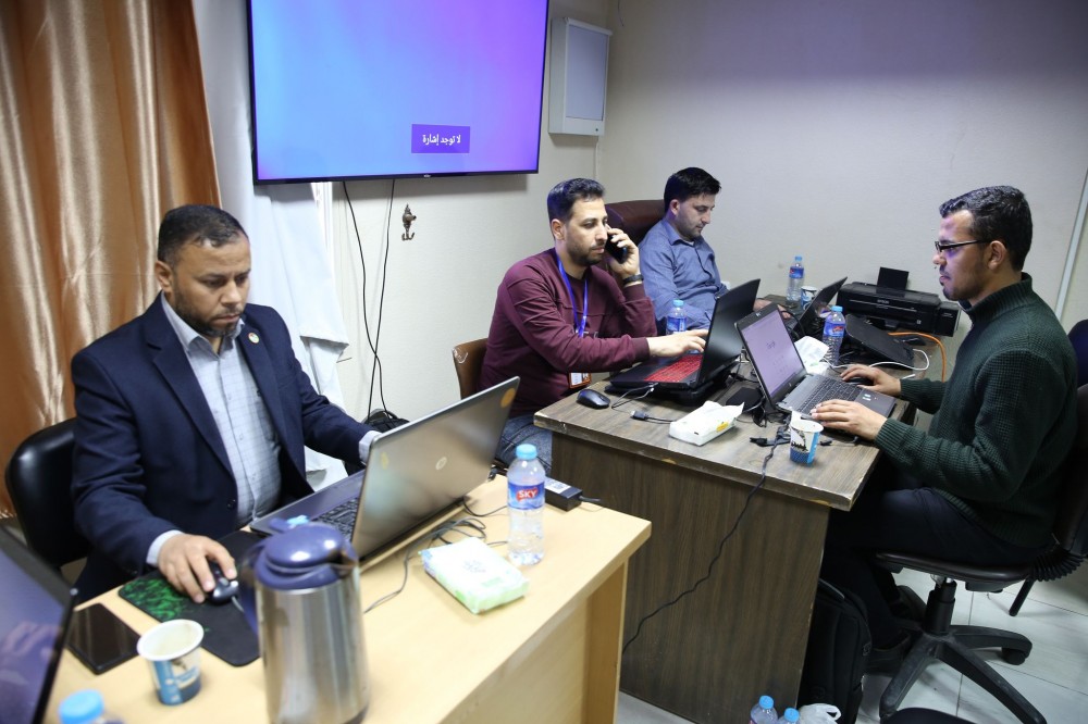 جانب من عمل طاقم وكالة الرأي على توثيق جرائم الاحتلال الإسرائيلي