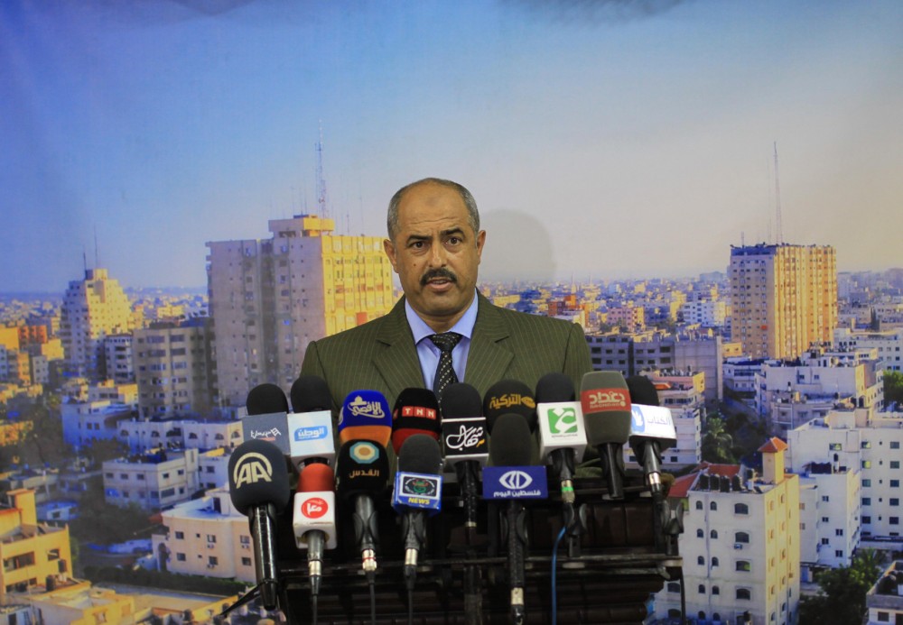 نقيب الموظفين محمد صيام خلال مؤتمر صحفي