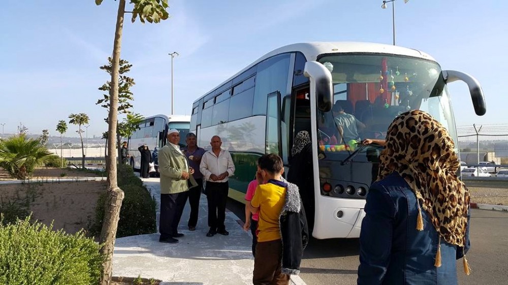 خروج ذوي الأسرى لزيارة أبنائهم 