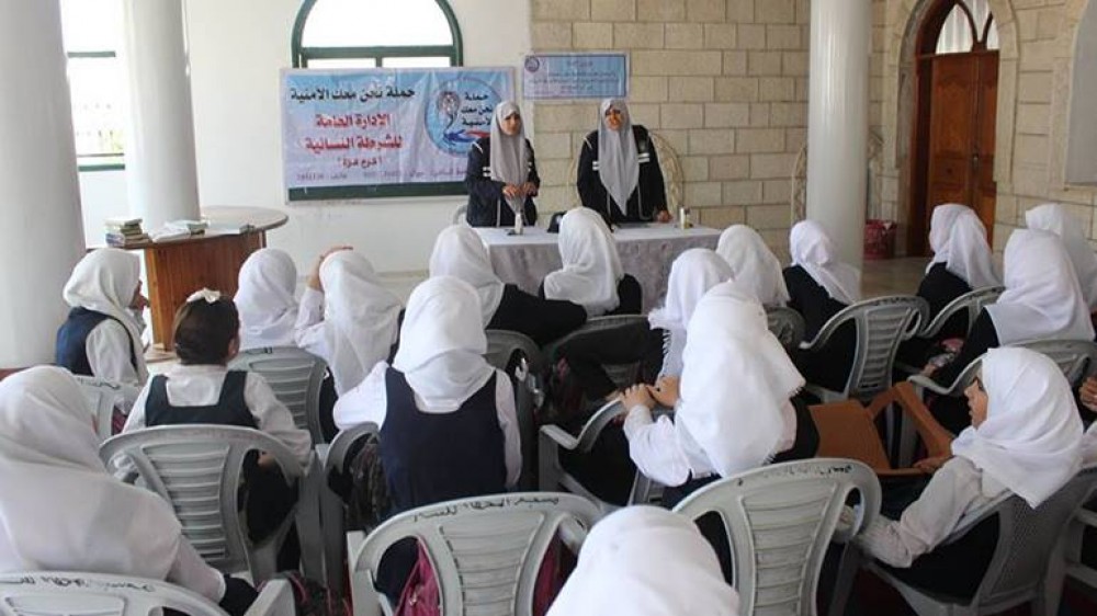 جانب من محاضرة أمنية لطالبات مدرسة بشرق غزة