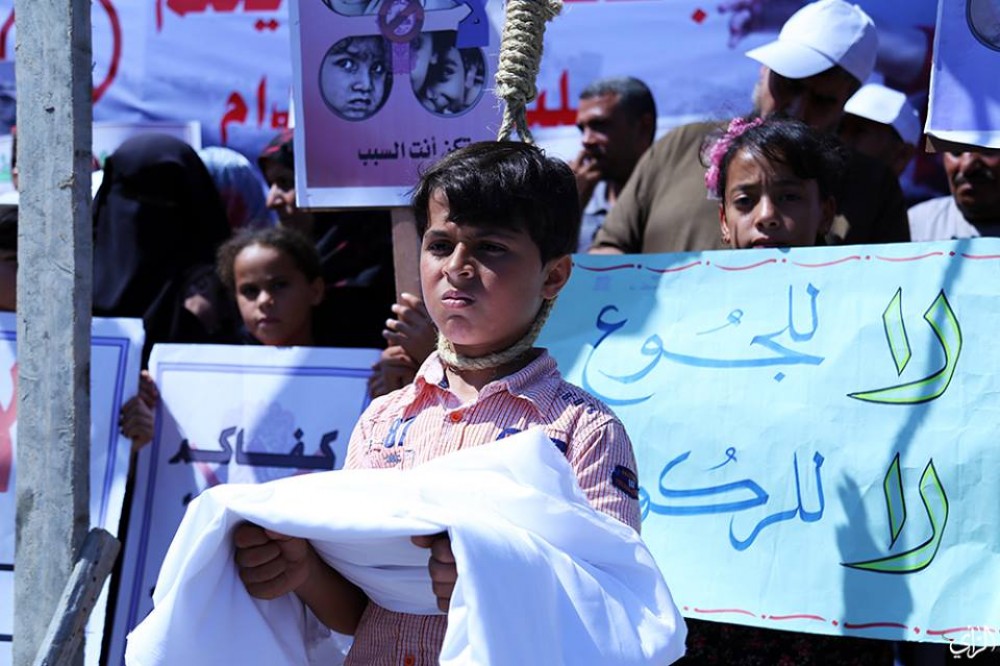 طفل يعلق مشنقة في رقبته خلال الاعتصام 
