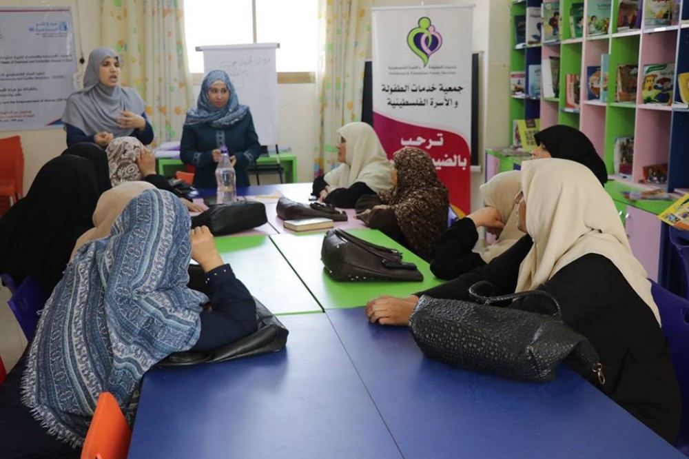 خدمات الطفولة بغزة تنفذ محاضرة تثقيفية قانونية للنساء