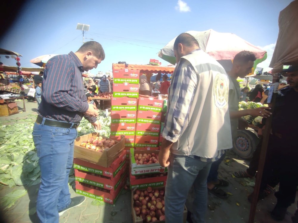 مباحث التموين تتلف 980 كجم من الخوخ الفاسد