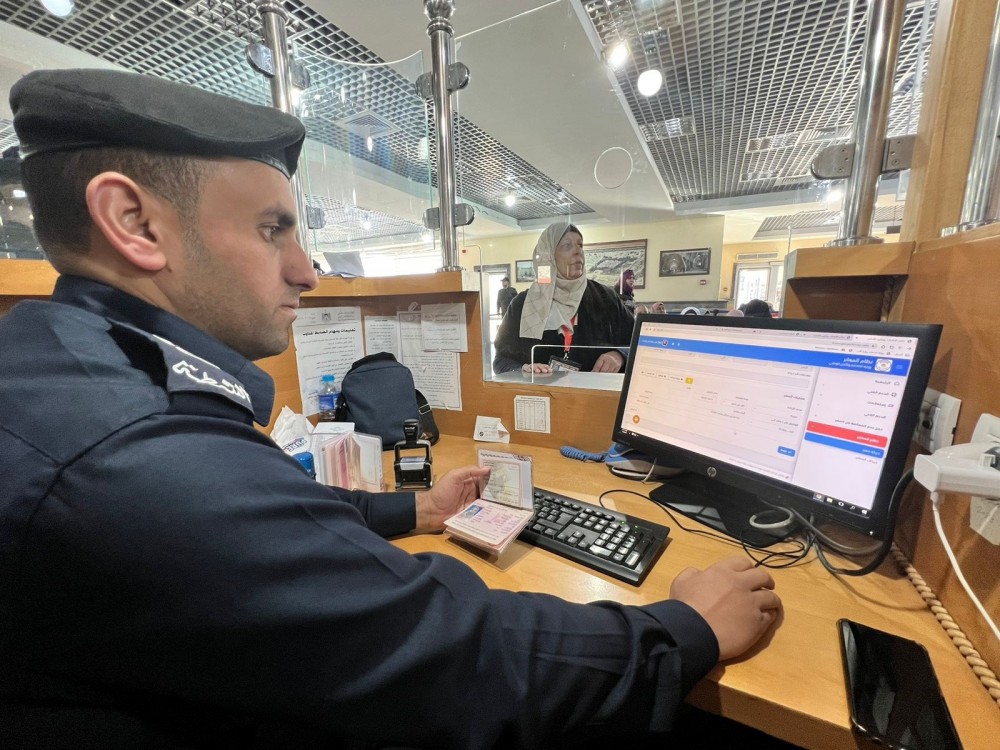 مع 2