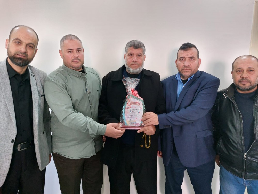 وزارة التنمية تكرم أحد موظفيها لبلوغه سن التقاعد