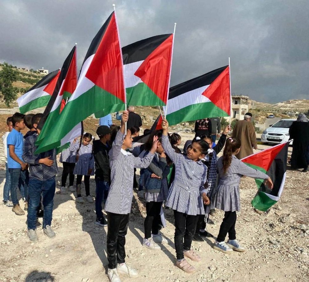 عودة الطلبة إلى مقاعدهم في مدرسة التحدي بعدما هدمها الاحتلال أمس