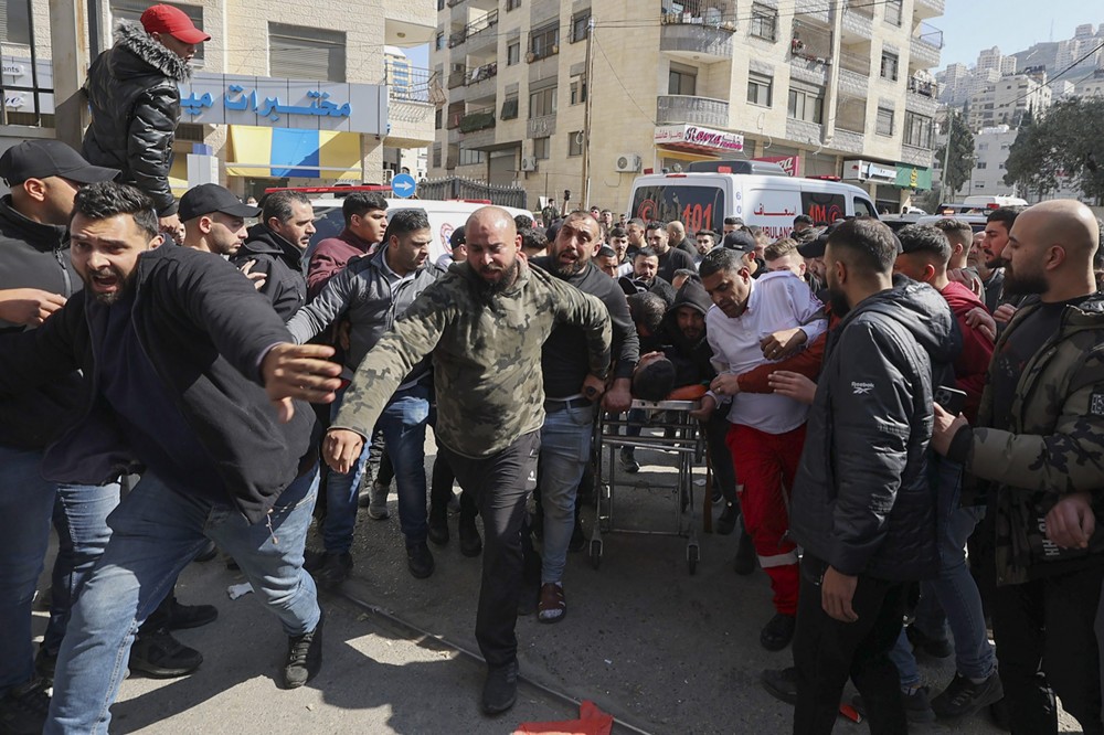 نابلس.-نقل-أحد-المصابين-لتلقي-العلاج-ea52ea03-32fb-4f92-aab3-a7840270e62b-scaled