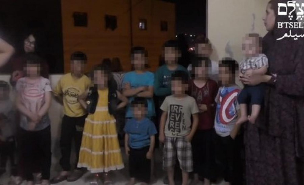 جنود الاحتلال يرهبون عائلة في الخليل ويجبرون اطفالهم على اخذ صورة جماعية