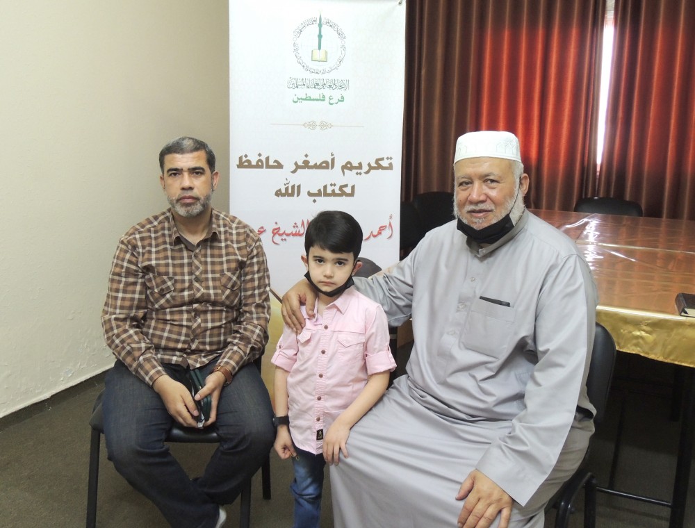 علماء فلسطين يكرم أصغر حافظ لكتاب الله