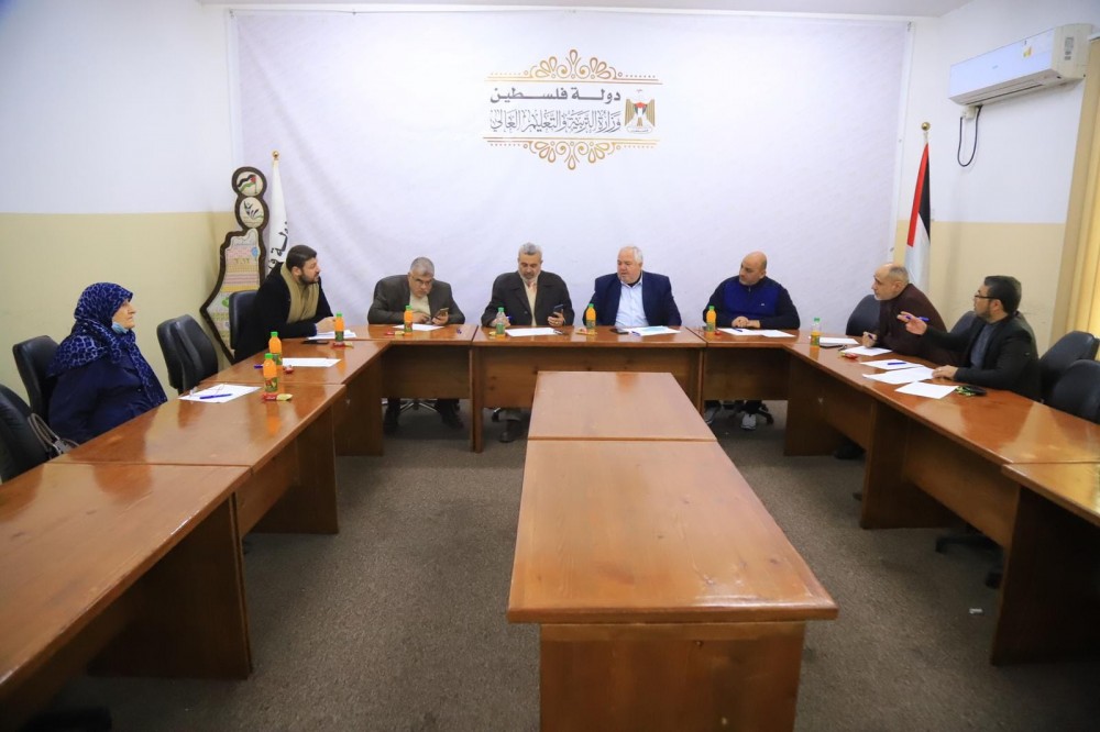 مجمع اللغة العربية بوزارة التعليم يُناقش التجهيزات لعقد مؤتمره الثامن 