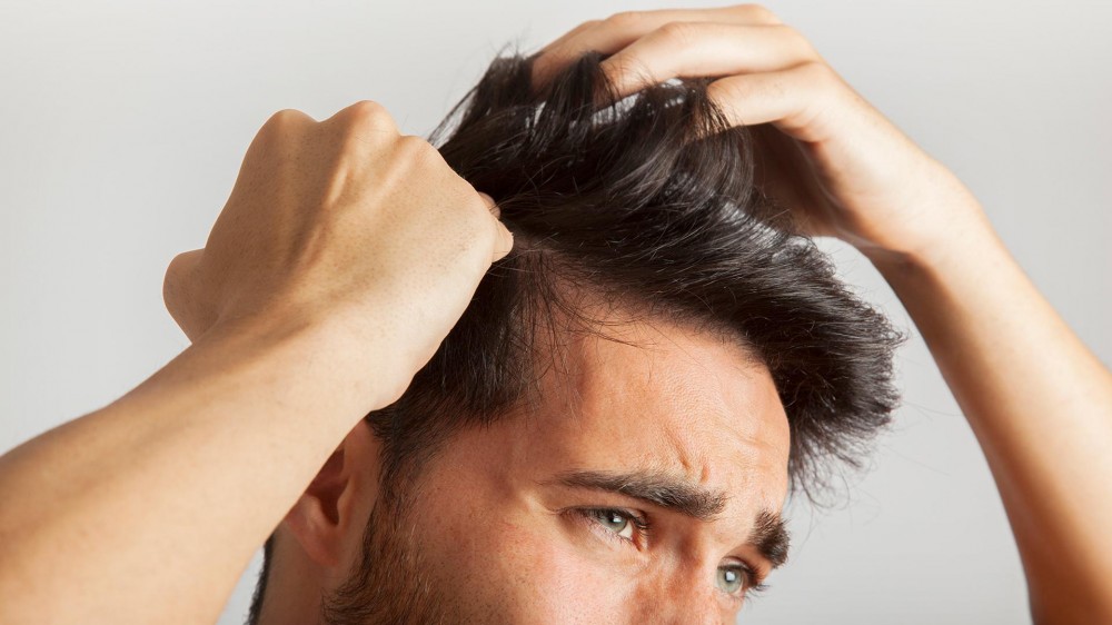 خطأ نرتكبه أثناء الاستحمام يسبب تساقط الشعر