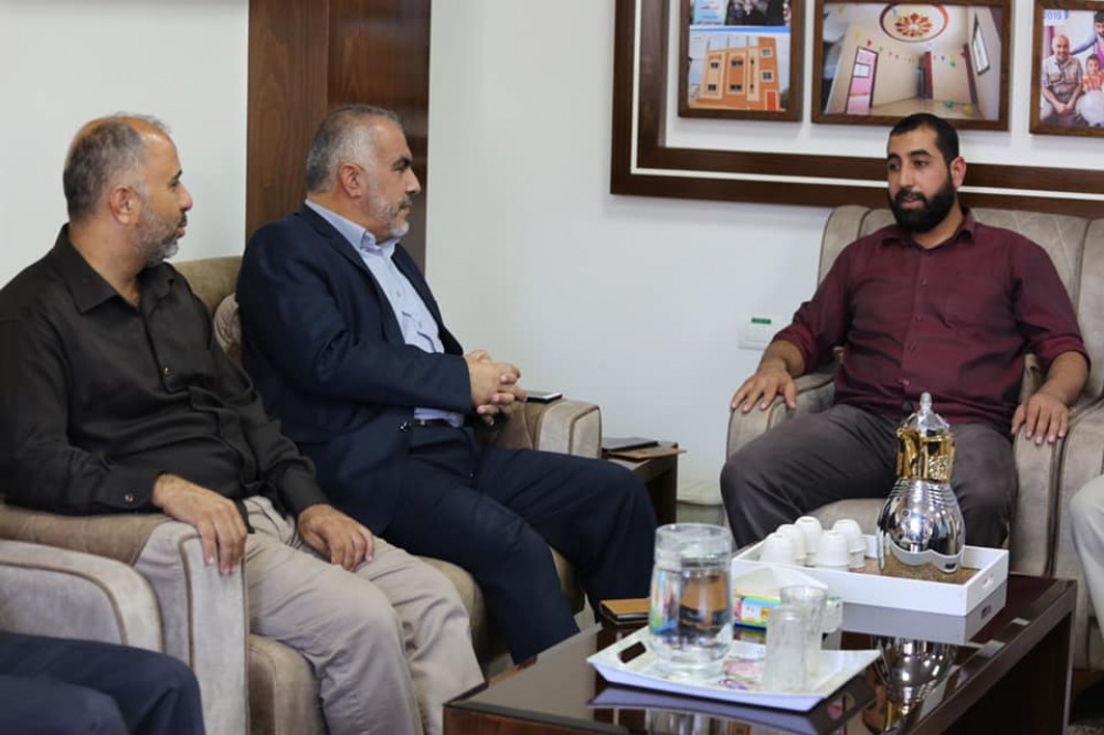 قوافل الخير تقدم منحة نقدية لصالح مراكز الحجر الصحي