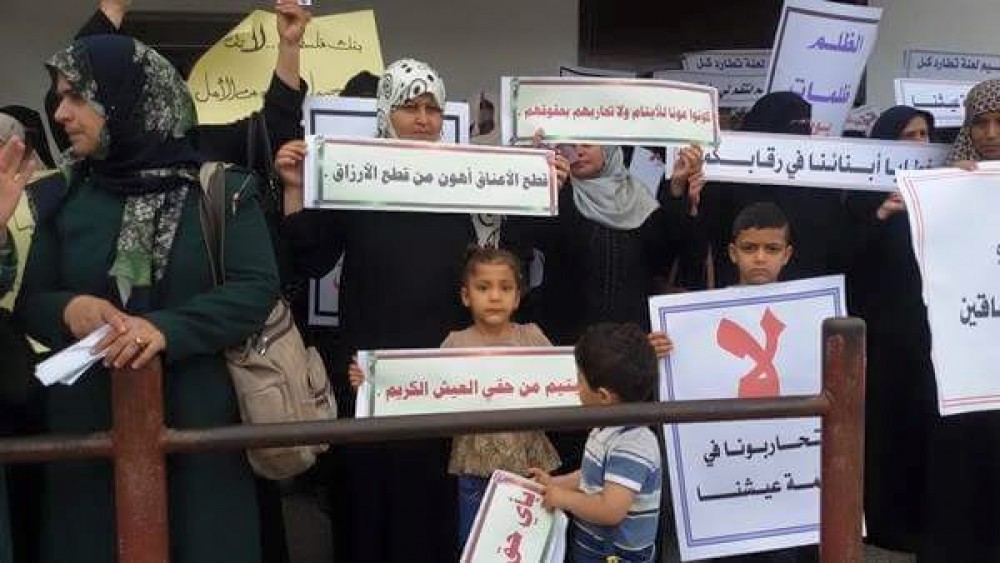 وقفة احتجاجية للأيتام وأهالي الشهداء أمام بنك فلسطين بالنصيرات2