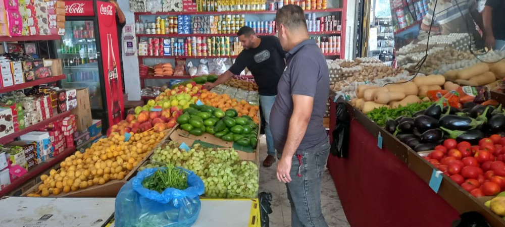 الزراعة تتلف منتجات غير صالحة خلال جولة رقابية في حي الرمال بغزة
