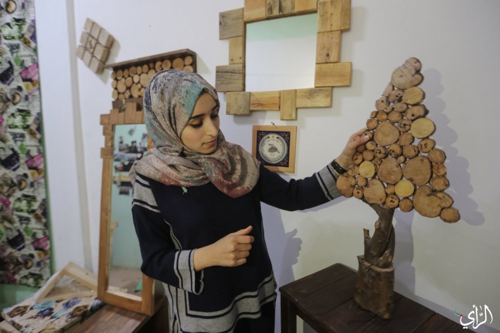 المهندسة آية كشكو، خلال عملها كمهندسة معمارية، في مشروع بساطة لإعادة التدوير.