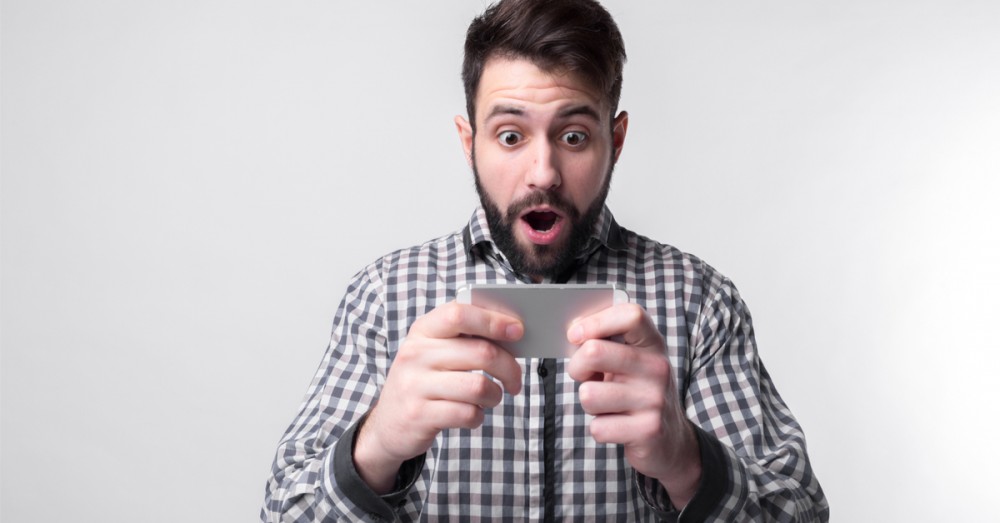 كيف يؤثر النظر إلى شاشة هاتفك على عينيك؟