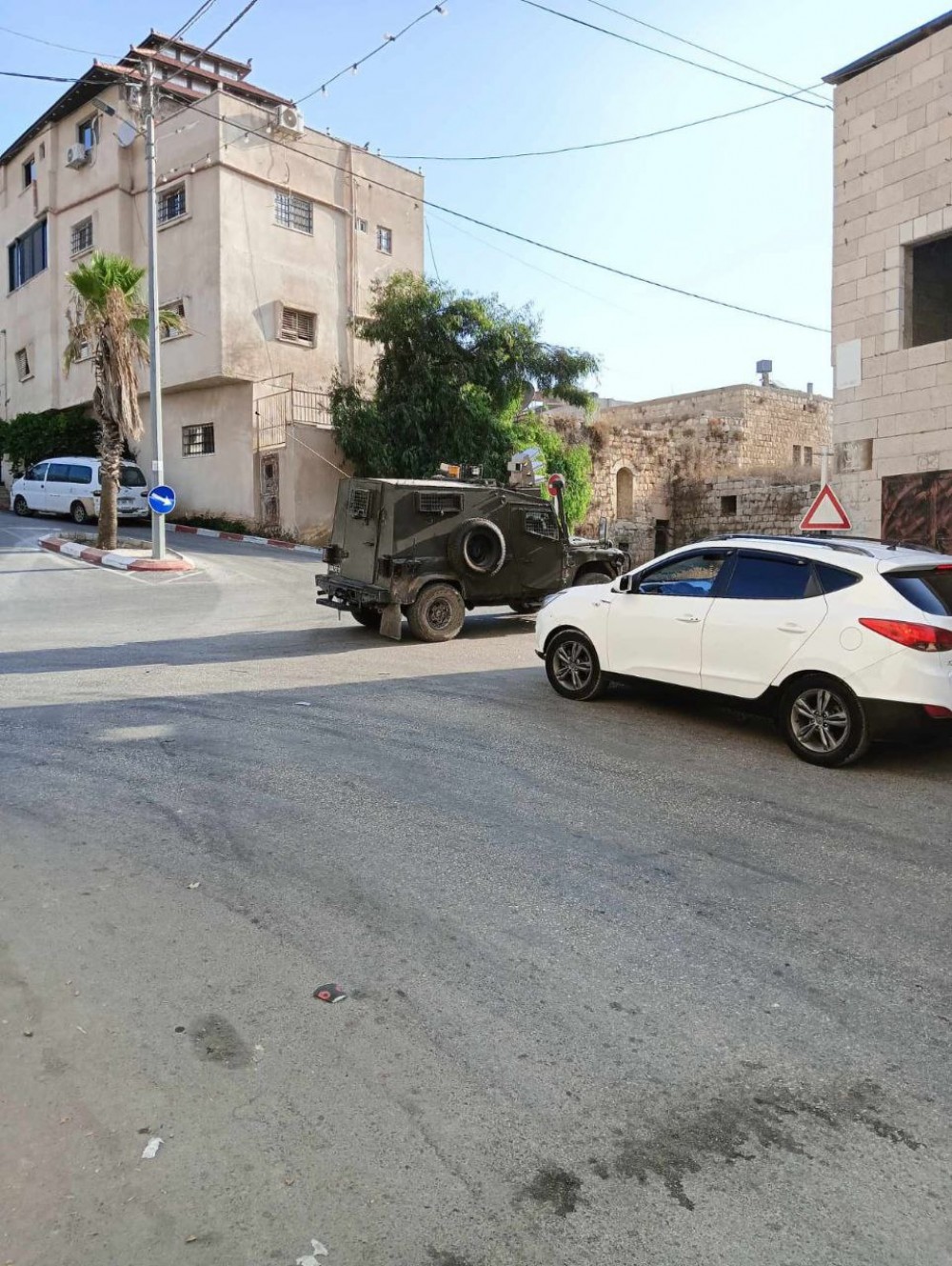 الاحتلال يعتقل مواطنا ونجله ويستولي على تسجيلات كاميرات مراقبة في عقربا