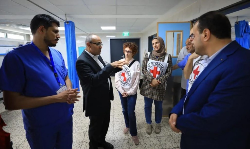 مدير عام التعاون الدولي د.مروان أبو سعدة يُطلع وفد اللجنة الدولية للصليب الأحمر على التطورات