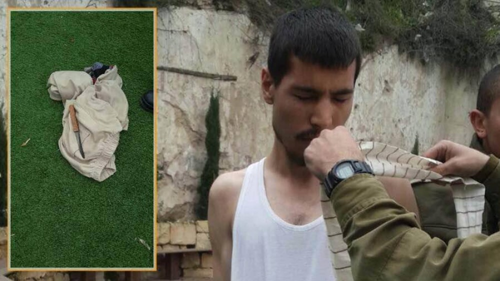 الشاب لحظة اعتقاله وبالاطار السكين التي زعم الاحتلال انها بحوزته