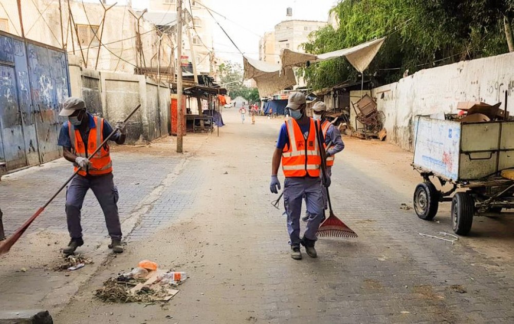 بلدية خان يونس تجمع وترحل 248 طن نفايات خلال فترة الحظر
