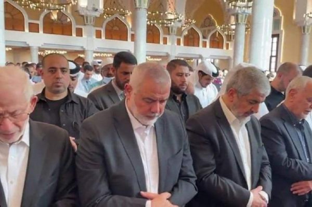 هنية وقادة الحركة يشاركون في تشييع العلامة الشيخ يوسف القرضاوي