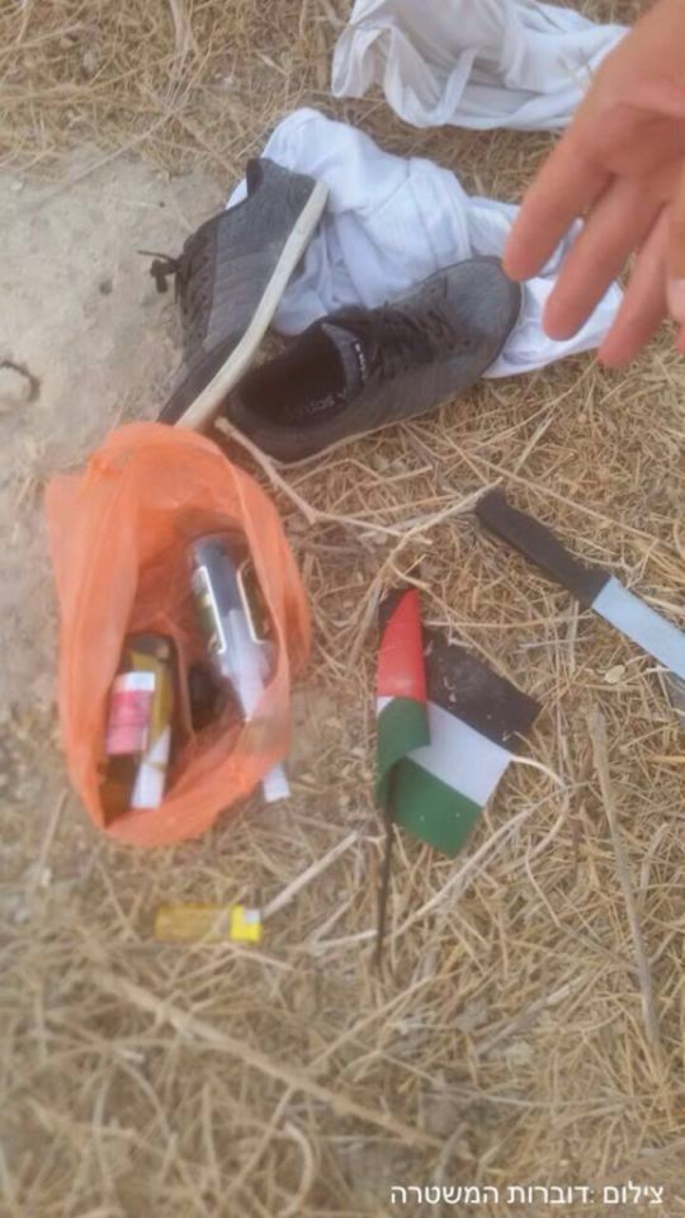 ادوات وجدت بحوزة الطفل
