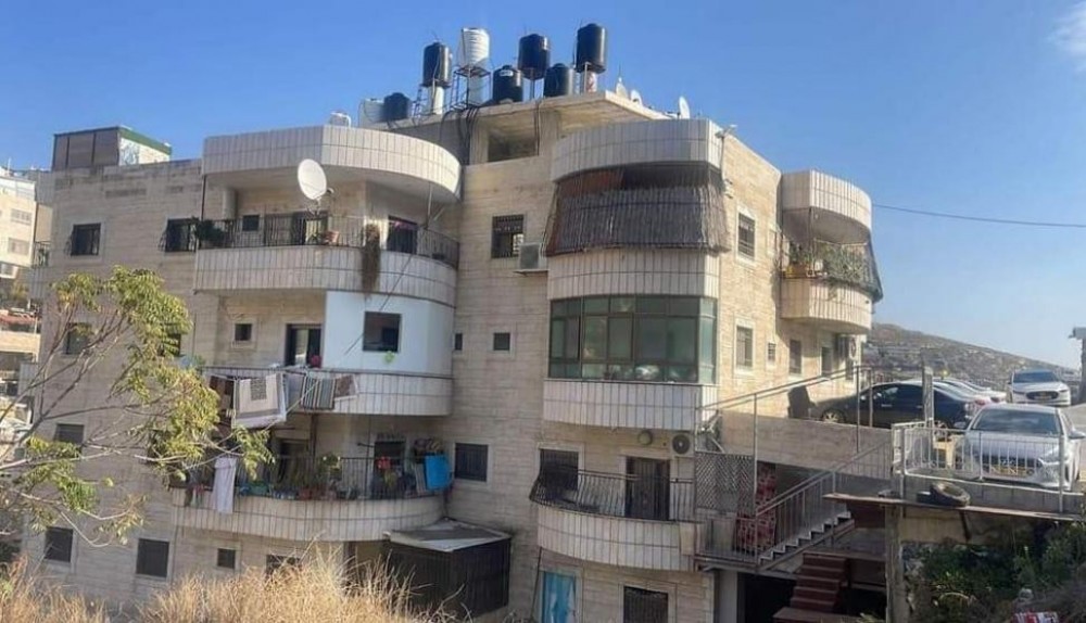 البناية المهددة بالهدم