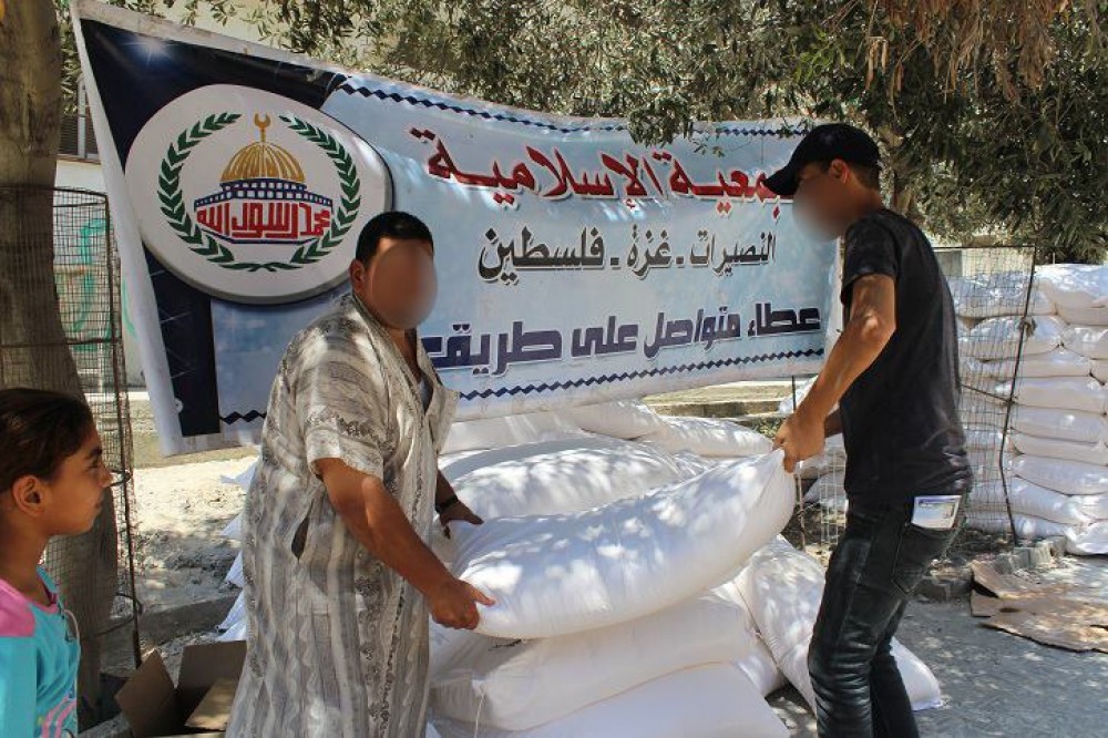 الجمعية الإسلامية بالنصيرات توزّع الدقيق على (231) أسرة فقيرة